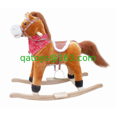 El caballo mecedora lindo de los niños juega grande ligero llevada cola móvil sana de la boca