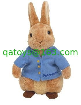 Los juguetes de la felpa del conejito del conejo de Pascua Peter de los peluches para el festival celebran