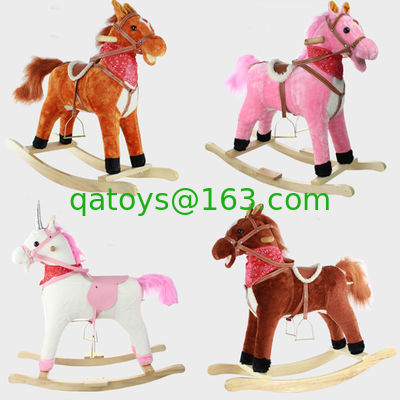 El caballo mecedora lindo de los niños juega grande ligero llevada cola móvil sana de la boca