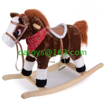 El caballo mecedora lindo de los niños juega grande ligero llevada cola móvil sana de la boca