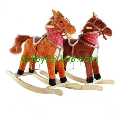 El caballo mecedora lindo de los niños juega grande ligero llevada cola móvil sana de la boca