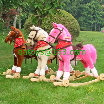 El caballo mecedora lindo de los niños juega grande ligero llevada cola móvil sana de la boca