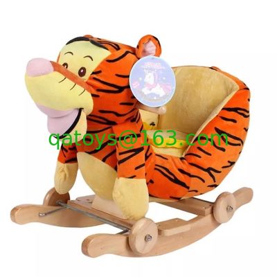 El bebé lindo lindo de Brown juega la silla animal oscilante del bebé de la felpa del tigre