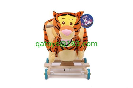 El bebé lindo lindo de Brown juega la silla animal oscilante del bebé de la felpa del tigre