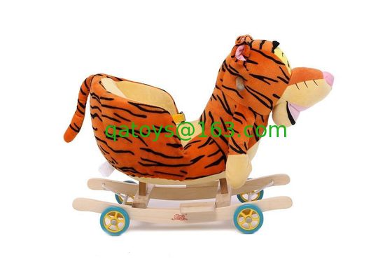 El bebé lindo lindo de Brown juega la silla animal oscilante del bebé de la felpa del tigre