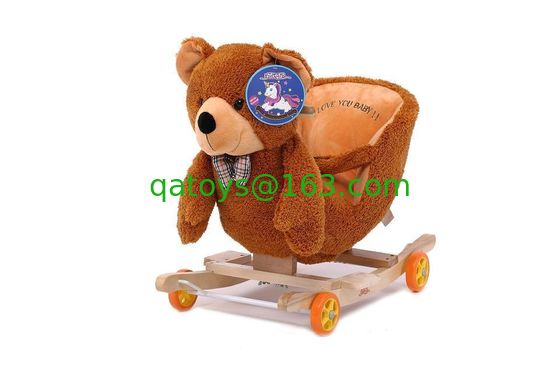 El bebé lindo precioso juega la silla animal oscilante del bebé de la felpa del oso de peluche