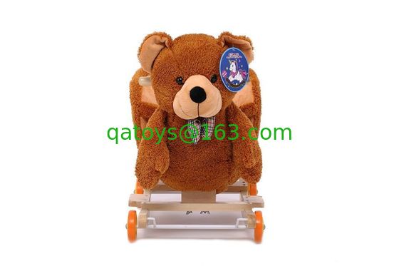 El bebé lindo precioso juega la silla animal oscilante del bebé de la felpa del oso de peluche