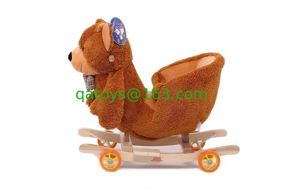 El bebé lindo precioso juega la silla animal oscilante del bebé de la felpa del oso de peluche