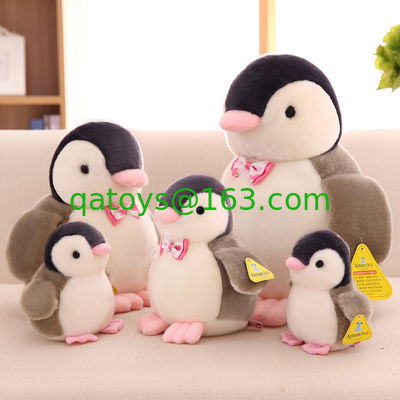 La felpa personalizada modificada para requisitos particulares juega el pingüino lindo con el color de la corbata de lazo, blanco y negro
