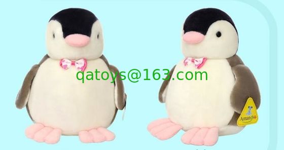 La felpa personalizada modificada para requisitos particulares juega el pingüino lindo con el color de la corbata de lazo, blanco y negro