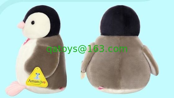 La felpa personalizada modificada para requisitos particulares juega el pingüino lindo con el color de la corbata de lazo, blanco y negro