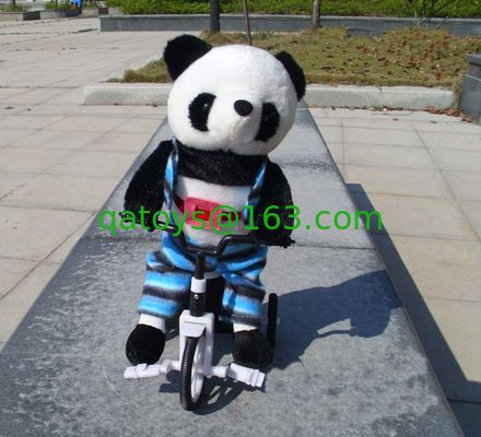 Juguetes musicales de la felpa del algodón del 100% PP, juguete suave de la panda animal electrónica de la bicicleta