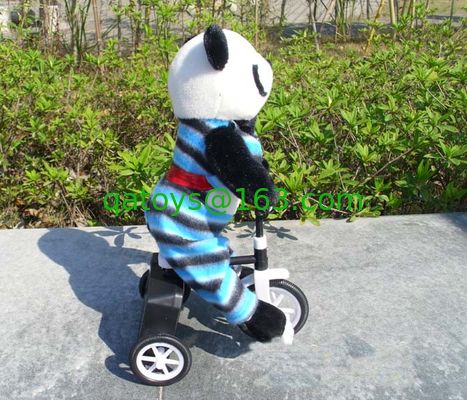 Juguetes musicales de la felpa del algodón del 100% PP, juguete suave de la panda animal electrónica de la bicicleta