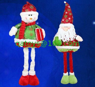 La muñeca y el muñeco de nieve grandes de Papá Noel con el día de fiesta de la Navidad de la pierna de Streaching para celebran el partido