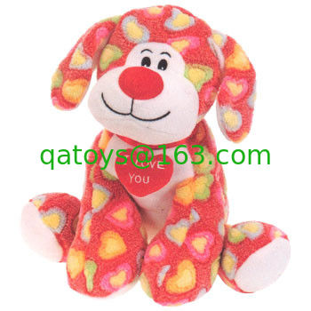 Los perros de encargo del peluche con el corazón rojo, forman el pequeño perro de la felpa