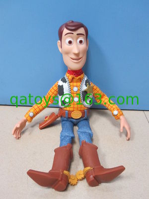 La felpa de la música de la historieta de Disney juega la figura de acción de Woody del sheriff de Pixar que habla Toy Story