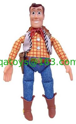 La felpa de la música de la historieta de Disney juega la figura de acción de Woody del sheriff de Pixar que habla Toy Story