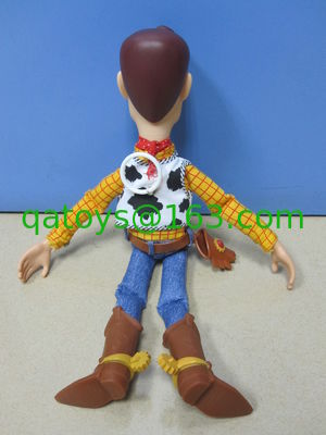 La felpa de la música de la historieta de Disney juega la figura de acción de Woody del sheriff de Pixar que habla Toy Story