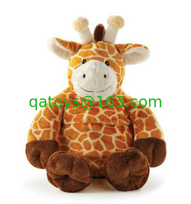 Juguetes preciosos del peluche de la jirafa de Brown que sientan y que colocan actitud