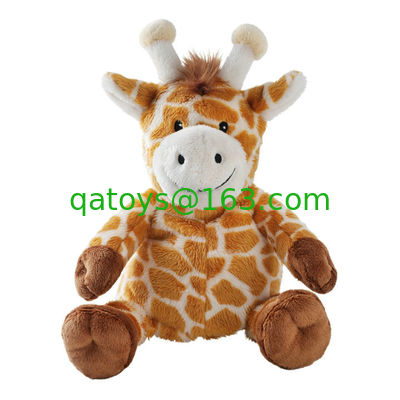 Juguetes preciosos del peluche de la jirafa de Brown que sientan y que colocan actitud