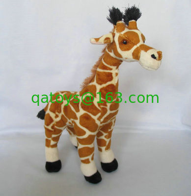 Juguetes preciosos del peluche de la jirafa de Brown que sientan y que colocan actitud
