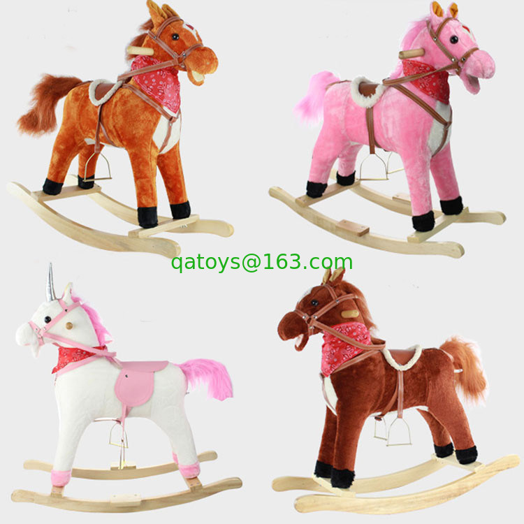 El caballo mecedora lindo de los niños juega grande ligero llevada cola móvil sana de la boca