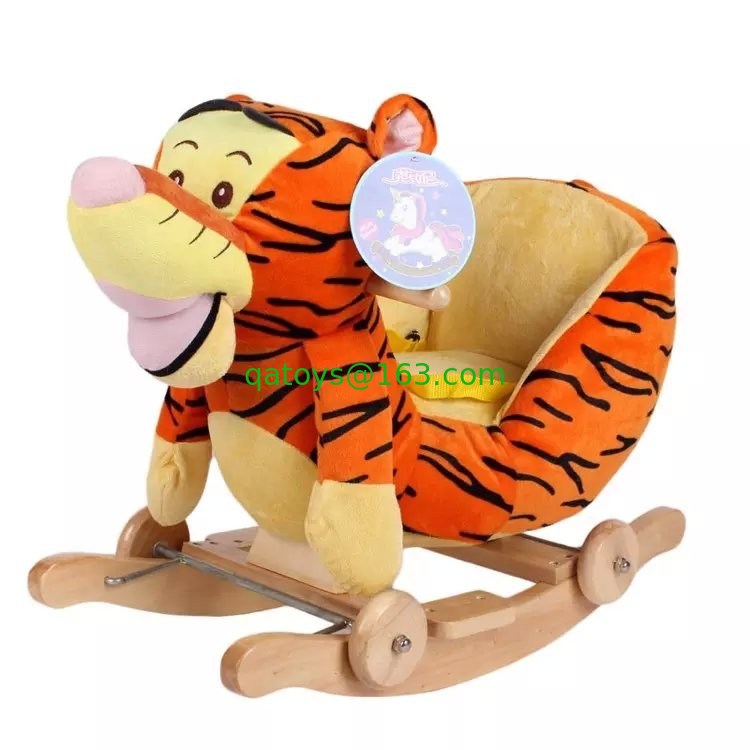El bebé lindo lindo de Brown juega la silla animal oscilante del bebé de la felpa del tigre