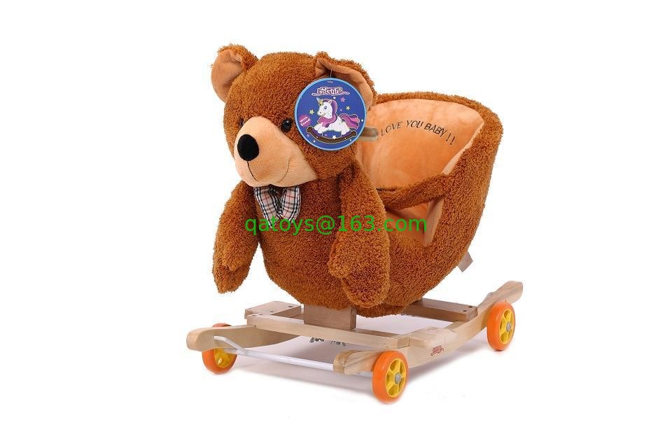 El bebé lindo precioso juega la silla animal oscilante del bebé de la felpa del oso de peluche