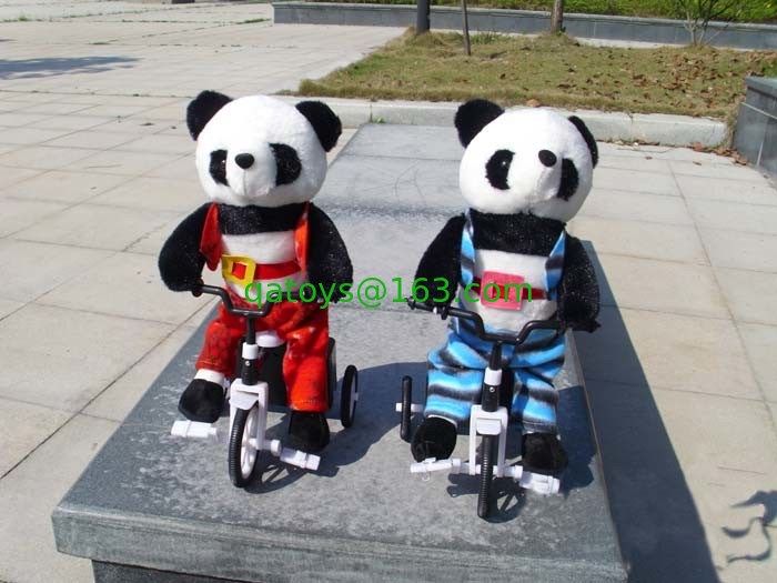 Juguetes musicales de la felpa del algodón del 100% PP, juguete suave de la panda animal electrónica de la bicicleta
