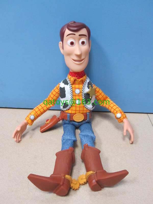 La felpa de la música de la historieta de Disney juega la figura de acción de Woody del sheriff de Pixar que habla Toy Story